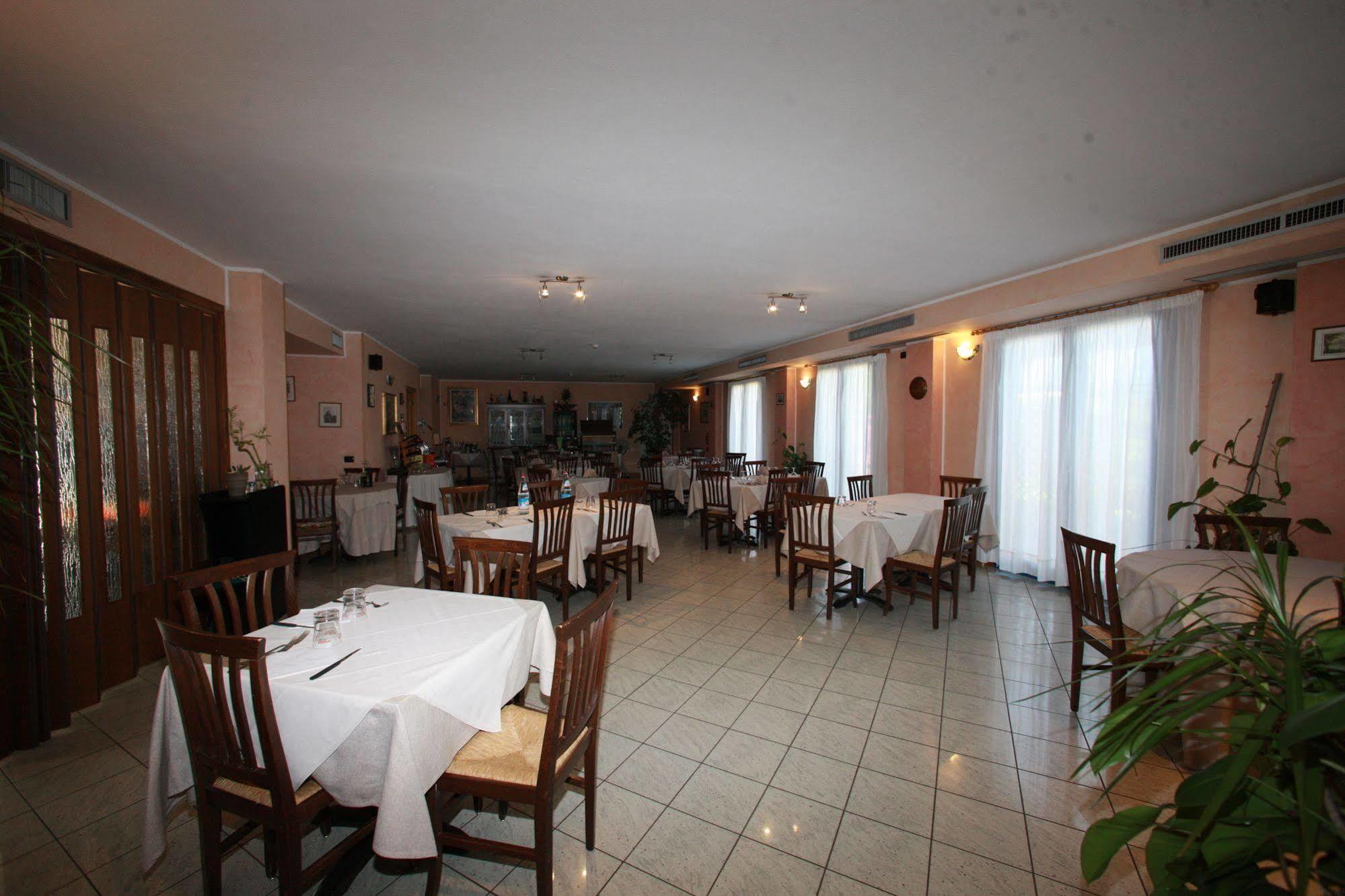 Hotel Il Canneto Porto Ceresio Extérieur photo